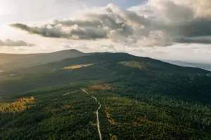 Úchvatný letecký pohled na horské krajiny ve Špindlerově Mlýně, Česko.