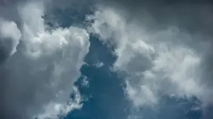 Vznešené mraky proti živé modré obloze, ukazující dramatické vzorce počasí.