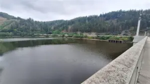 Vodní dílo Březová u Karlových Varů se sníženou hladinou, pohled z koruny hráze
